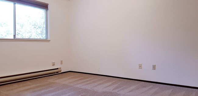 Building Photo - Move in ready - 2 bedroom 1 bath - No pets