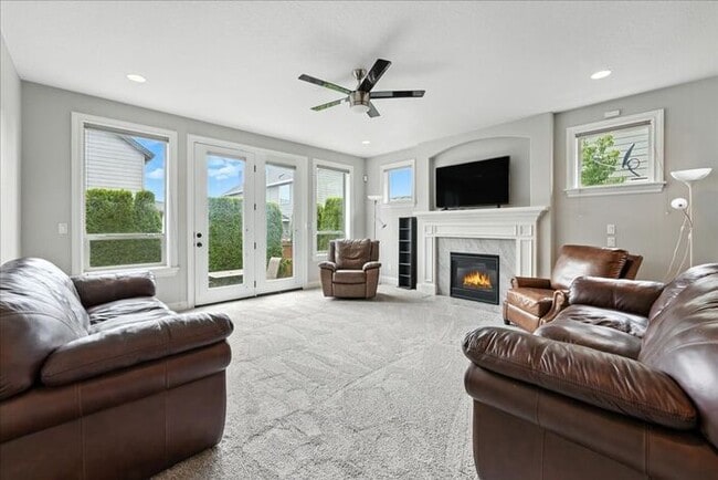 Building Photo - Elegant 3-Bedroom Fully Furnished Home wit...
