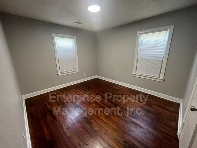 Building Photo - 2447 Twain Ave