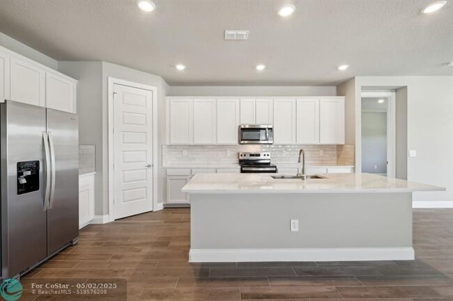 Building Photo - 9041 Dahlia Cir