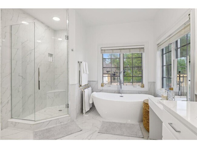 Building Photo - 3115 N Shore Dr