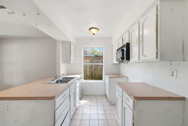 Building Photo - 16957 Glen Eagle Dr N