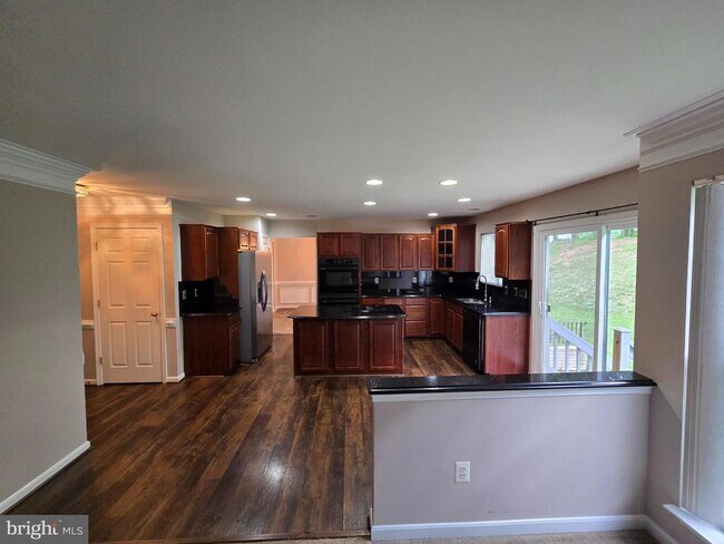 Building Photo - 832 Fox Den Rd