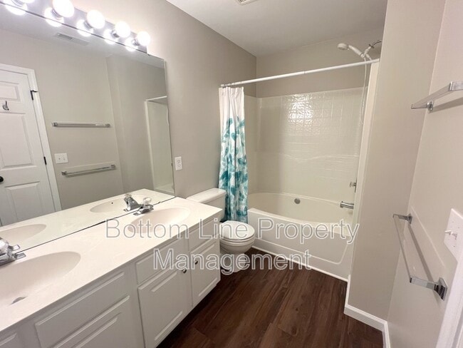 Building Photo - 3279 Mannington Dr