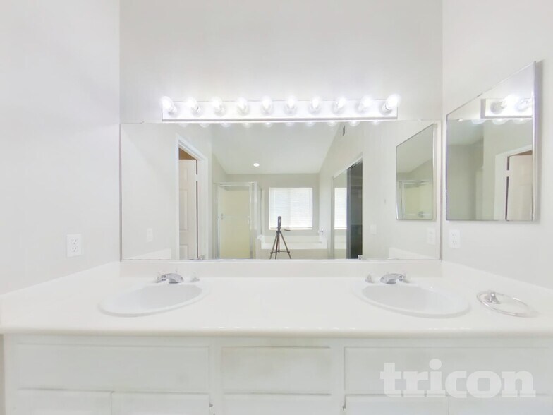 Building Photo - 15591 Eastwind Ave