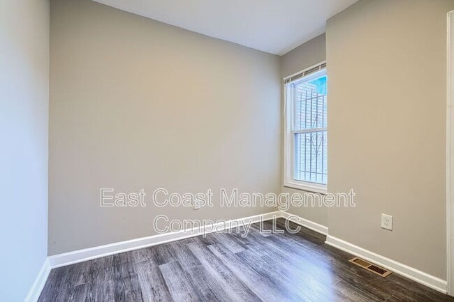 Building Photo - 2408 Llewelyn Ave