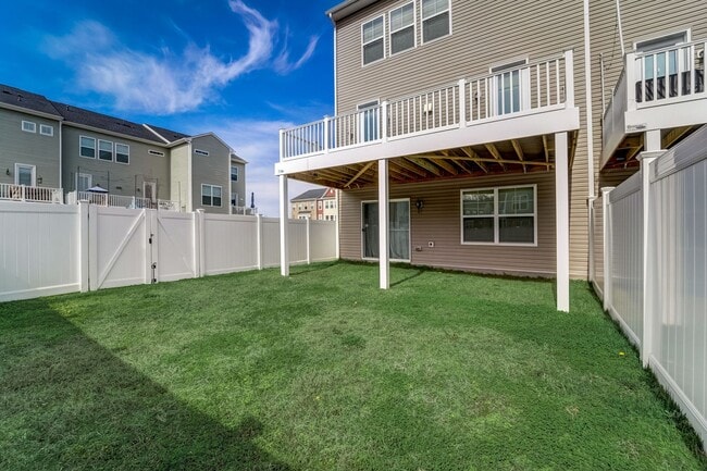 Building Photo - Luxurious 3 BR/2 Full BA & 2 Half BA EOG T...