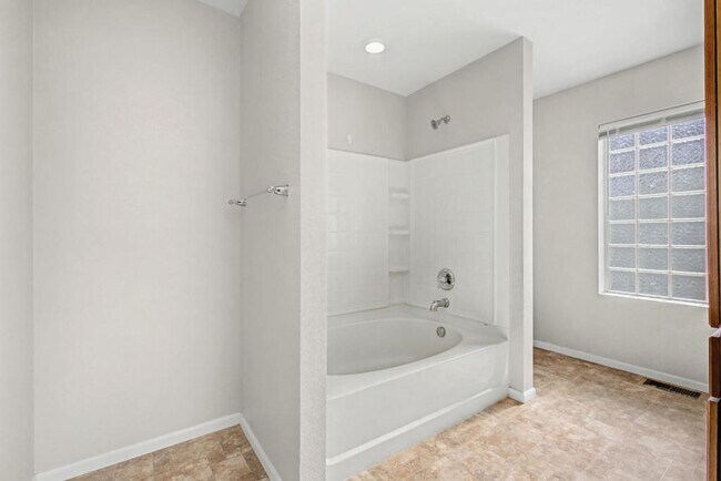 Building Photo - 3907 Heatherwood Cir