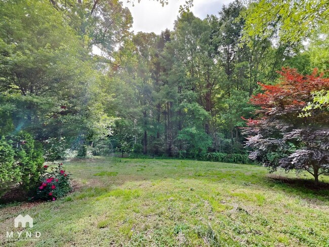 Building Photo - 204 Dovewood Ln