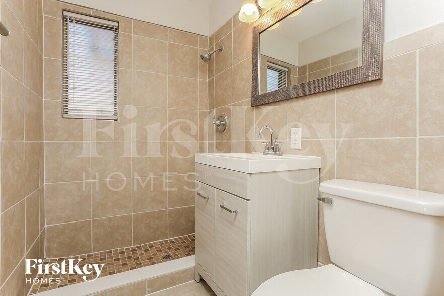 Building Photo - 1571 NE 44th St