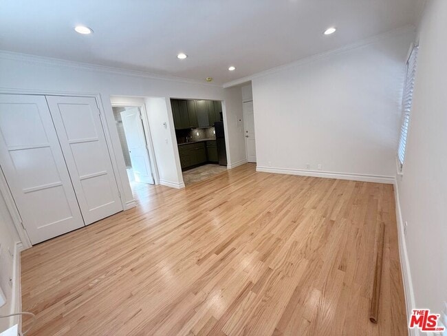 Building Photo - 204 S Reeves Dr