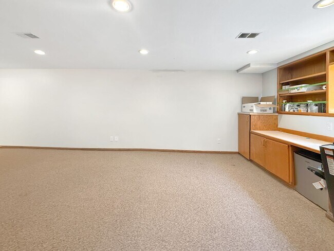 Building Photo - $0 DEPOSIT OPTION. SPACIOUS 4-BEDROOM CENT...