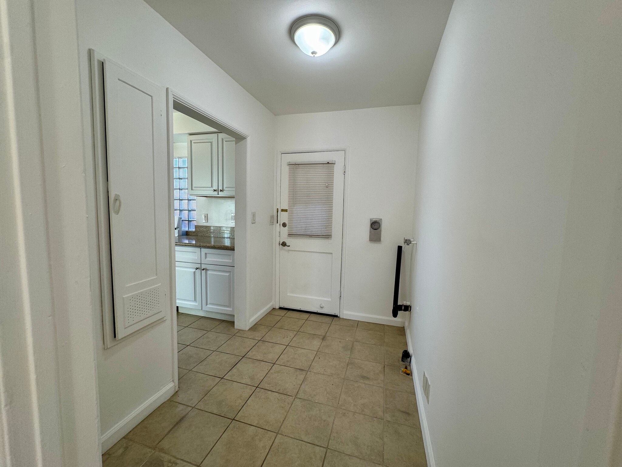 Building Photo - 6122 S Fairfax Ave