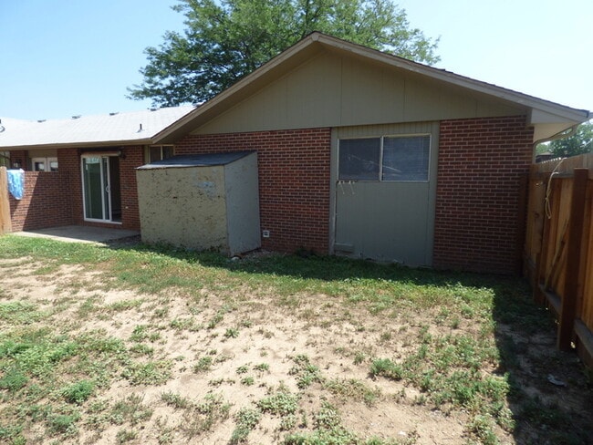 Building Photo - Move in specials - Pick One - 1st month free or $100 off monthly rent. Flexible lease terms are a...