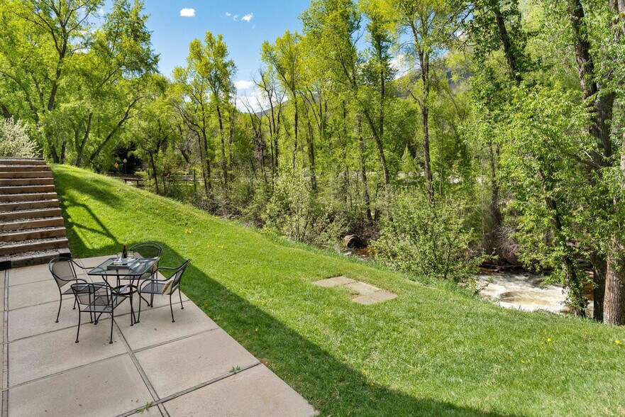 Building Photo - 900 E Hopkins Ave