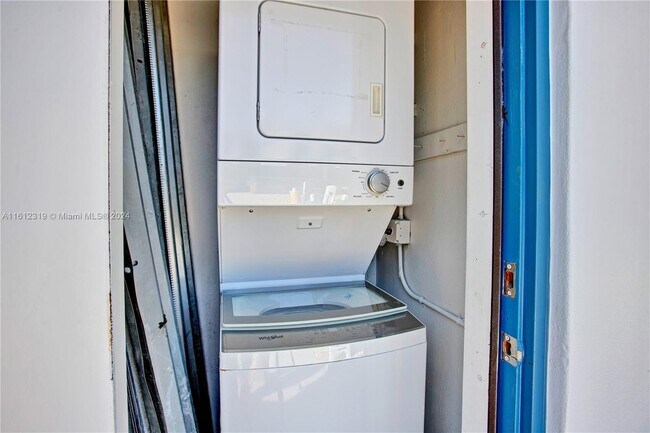 Building Photo - 1104 NE 16th Ave