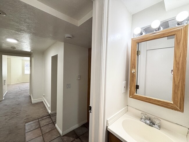Building Photo - 517 E 500 S