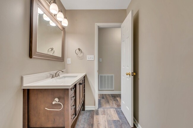 Building Photo - 2046 Samantha Dr