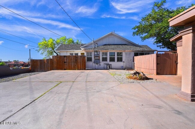 Building Photo - 3225 Fort Blvd