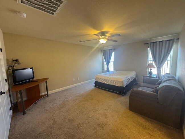 Building Photo - 4-bedroom house for rent in Highlands Ranch!