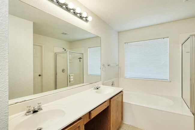 Building Photo - 1020 Downridge Dr