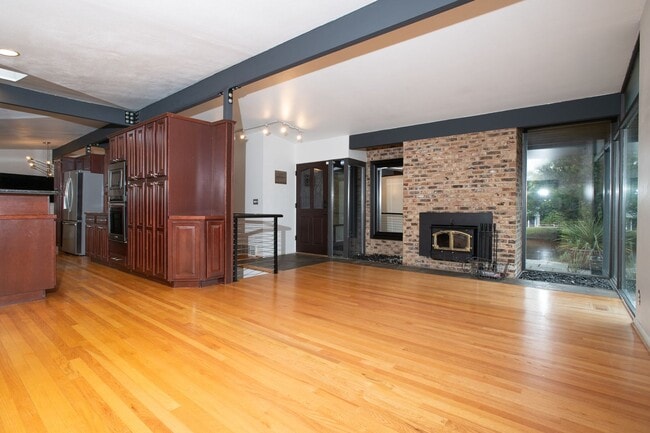 Building Photo - Magnolia 4 bedroom, 3 bathroom