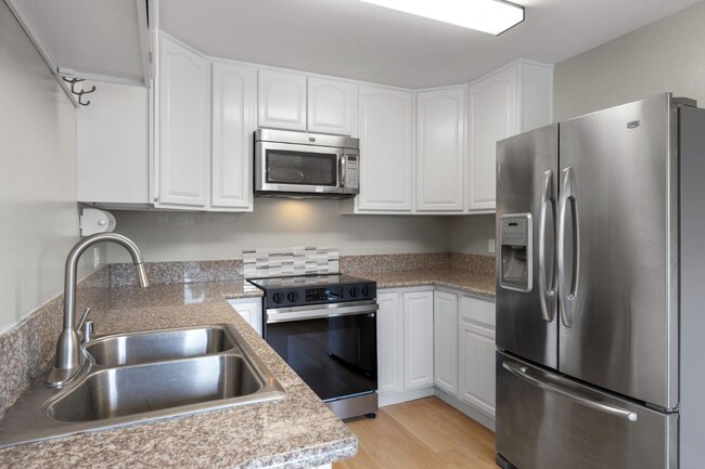 Building Photo - 850 Tamayo Dr