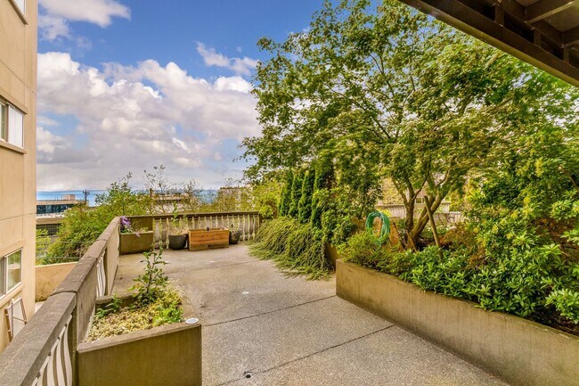 Building Photo - Uptown 2 bedroom 1 bath with garage parkin...