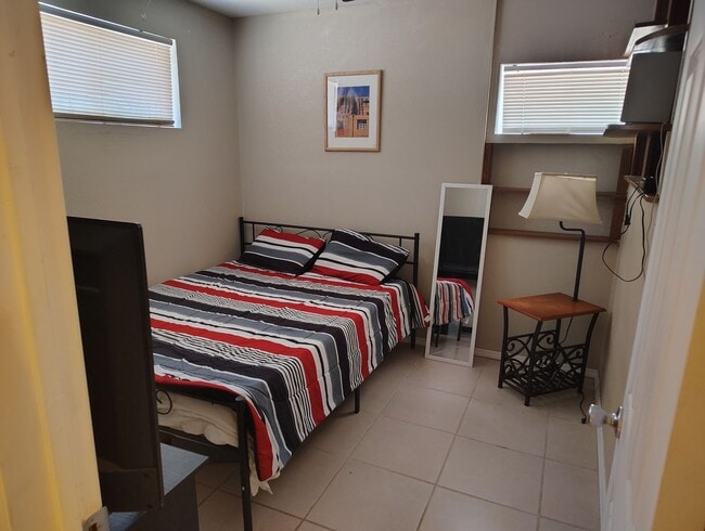 Building Photo - AVAILABLE NOW 2 bed - 1 Bath Lead and I 25...