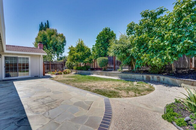 Building Photo - Excellent 3 bedroom, 2 Bath Home with Cent...