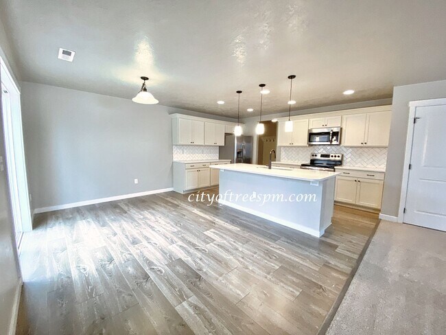 Building Photo - Beautiful Home in Quiet Neighborhood