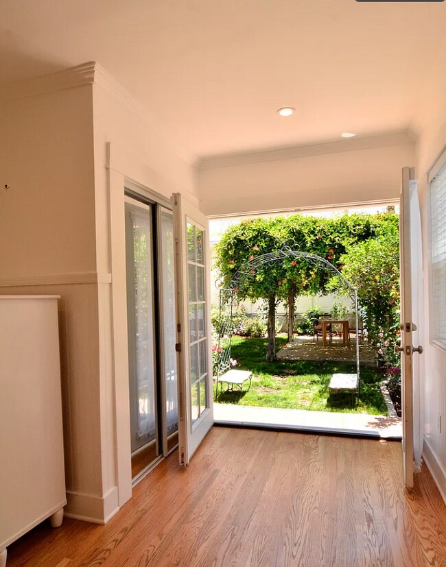 Building Photo - 1020 Havenhurst Dr