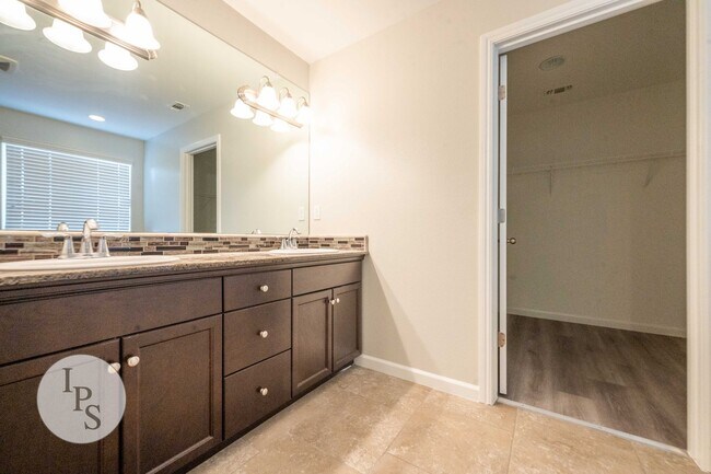 Building Photo - Clovis Eastside Home, 4BR/3BA, Built 2017 - Lots of Amenities!