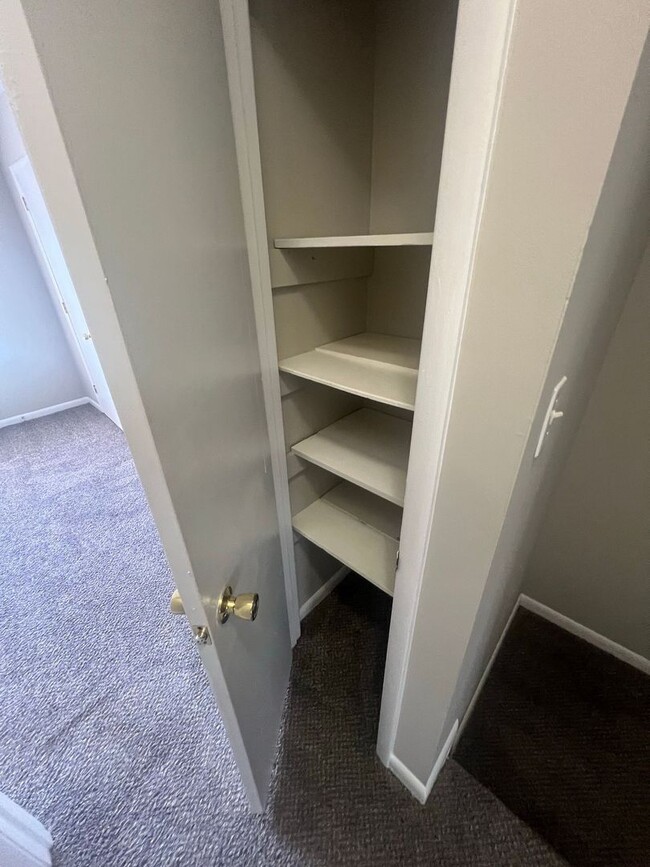 Building Photo - READY NOW!! 2 bedroom 1.5 bathroom in Snel...