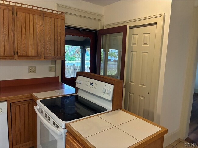 Building Photo - 864 Salt Springs Rd