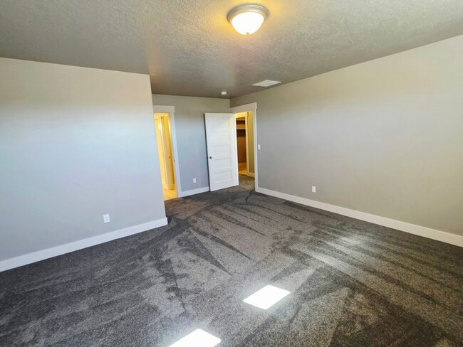 Building Photo - 9051 N Clubhouse Ln