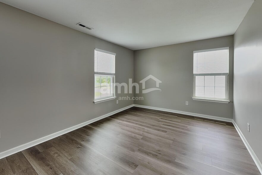 Building Photo - 676 Classic Ln