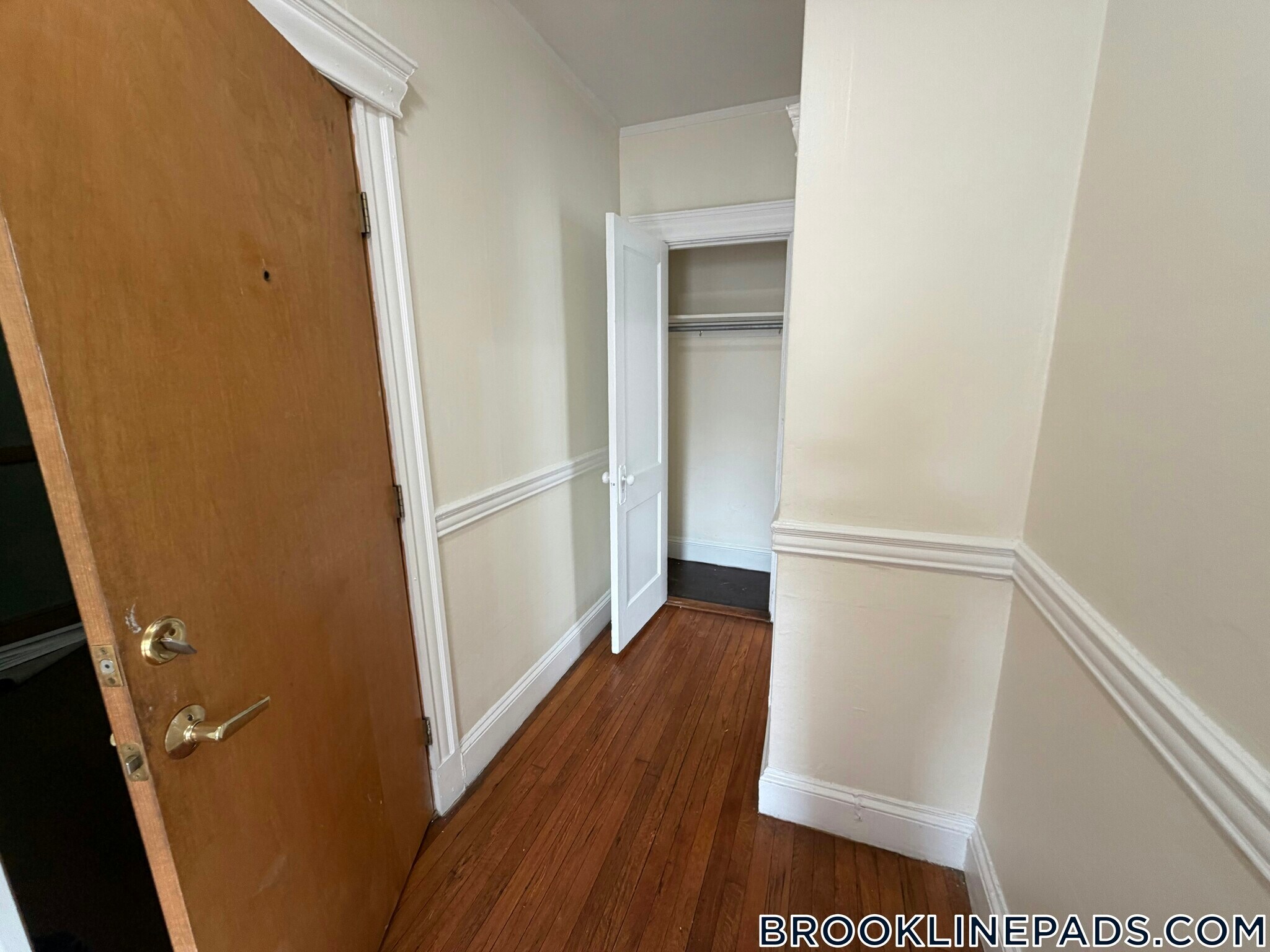 Building Photo - 352 Riverway