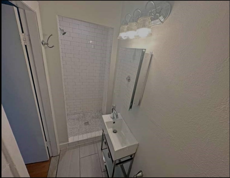 Building Photo - 716 E 6th St