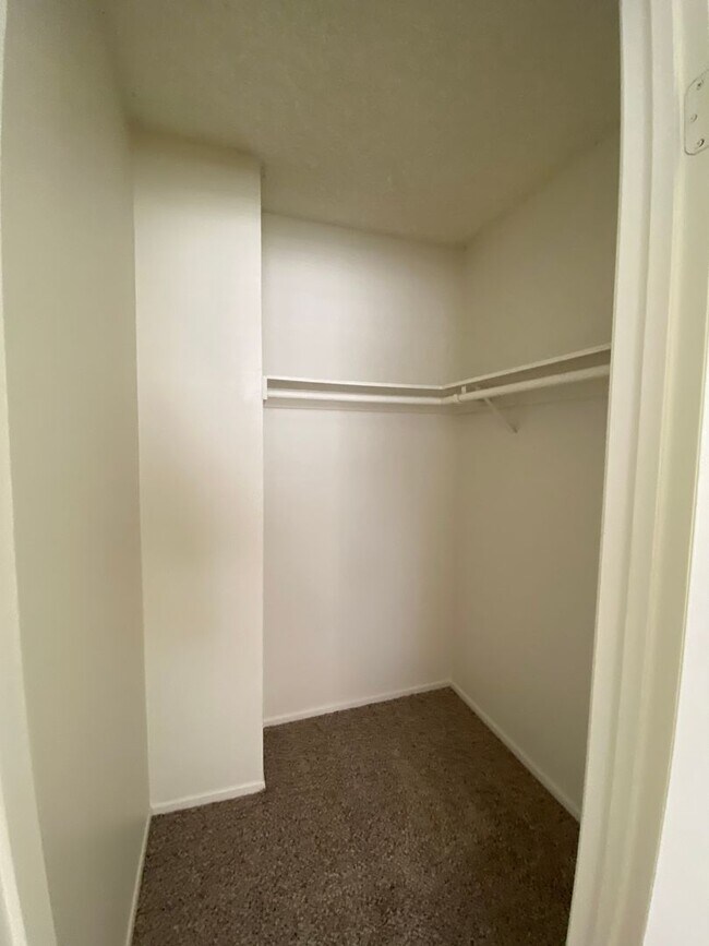 Building Photo - 3 bed, 2 1/2 bath two story townhome in Th...