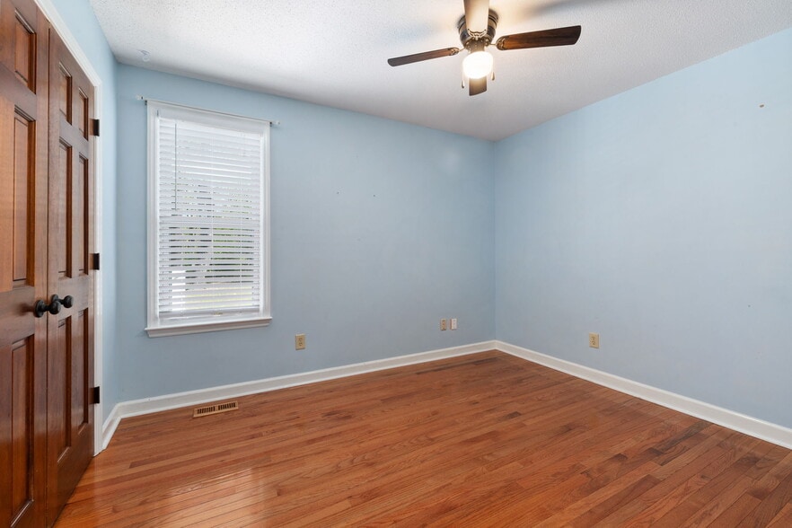 2nd bedroom/home office/guest suite - 940 Skylar Ct