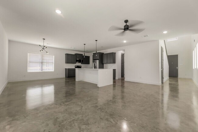 Building Photo - Wolf Den 3BR Near South College Station | Ideal Layout + Garage + Space