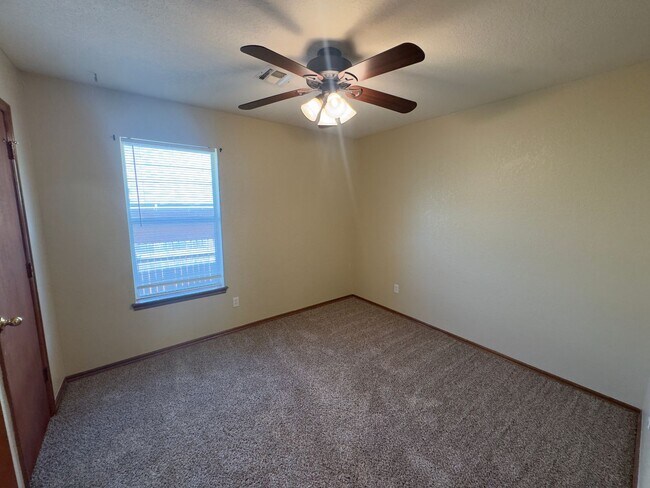 Building Photo - Charming Home in Stonepoint!