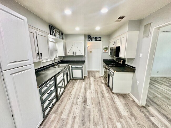 Building Photo - Charming Northwest Fresno 3/2