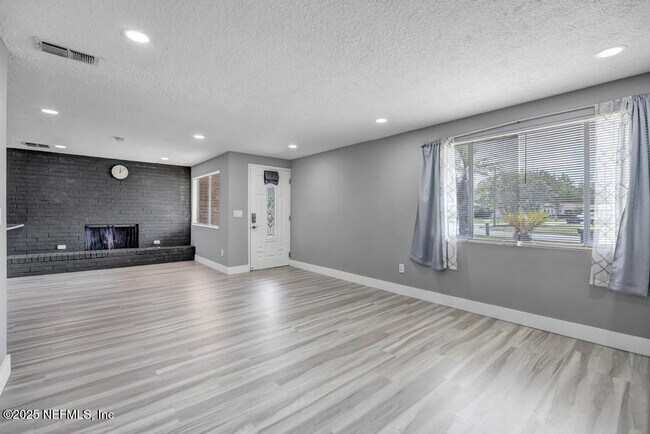 Building Photo - 1215 Bluehill Dr N