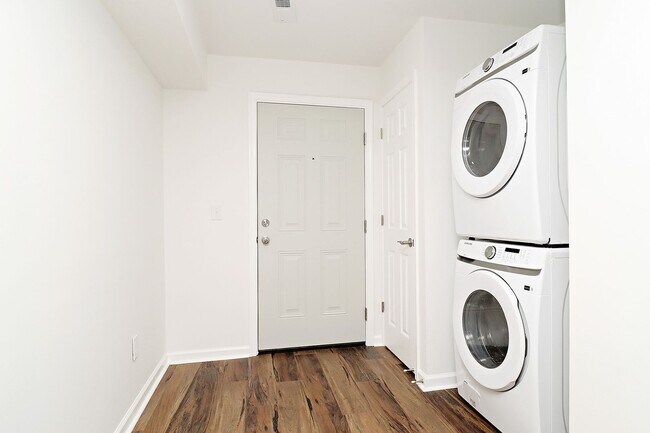 Building Photo - Beautifully Renovated Downtown Basement Ap...