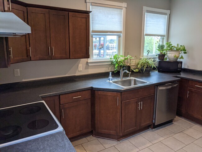 kitchen - 432 E Reservoir Ave