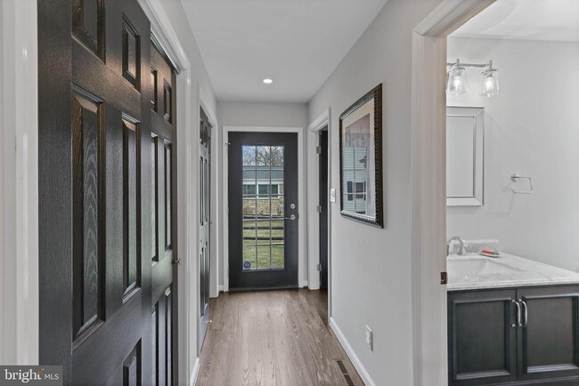 Building Photo - 10 Boulder Brook Dr