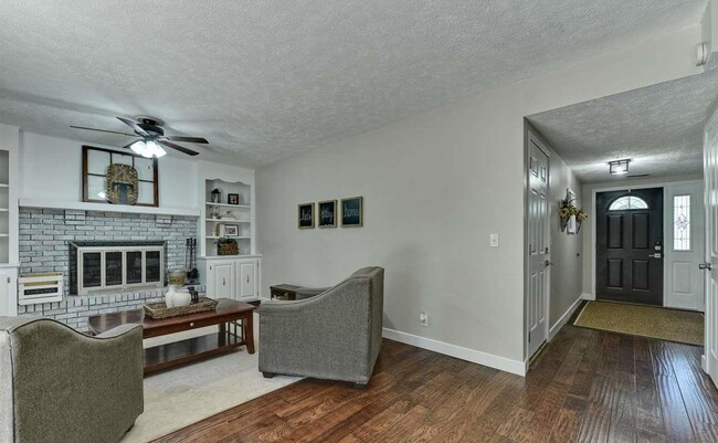 Building Photo - 4 Bedroom in Eldorado!!