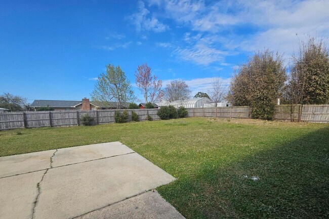 Building Photo - Adorable move-in ready home 3 bedroom 2 bath